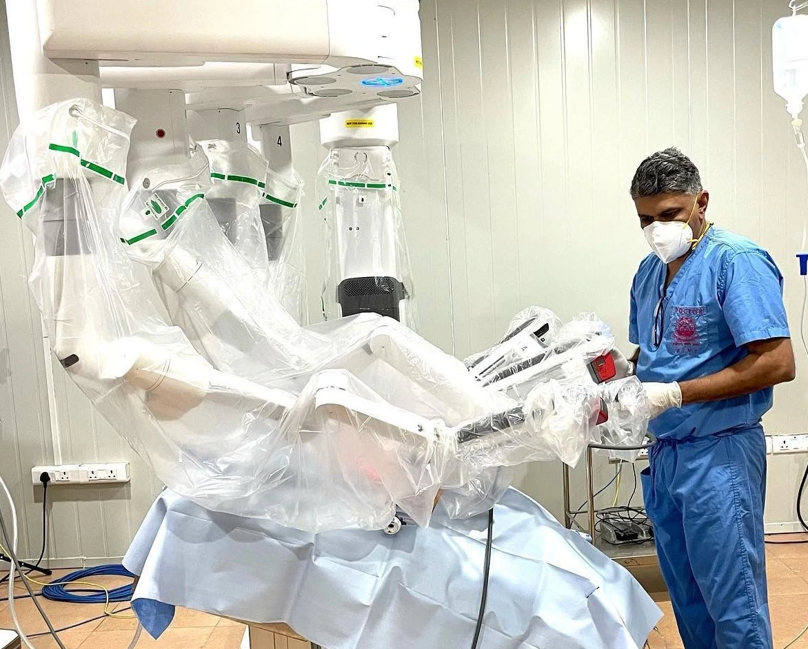 Dr. Muffi performing robotic surgery in Mumbai.